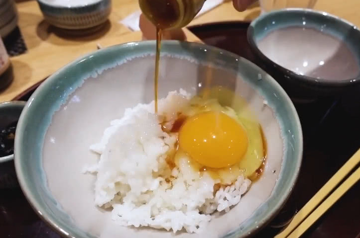 日本人为什么爱吃生鸡蛋拌饭网友问生鸡蛋拌饭到底腥不腥