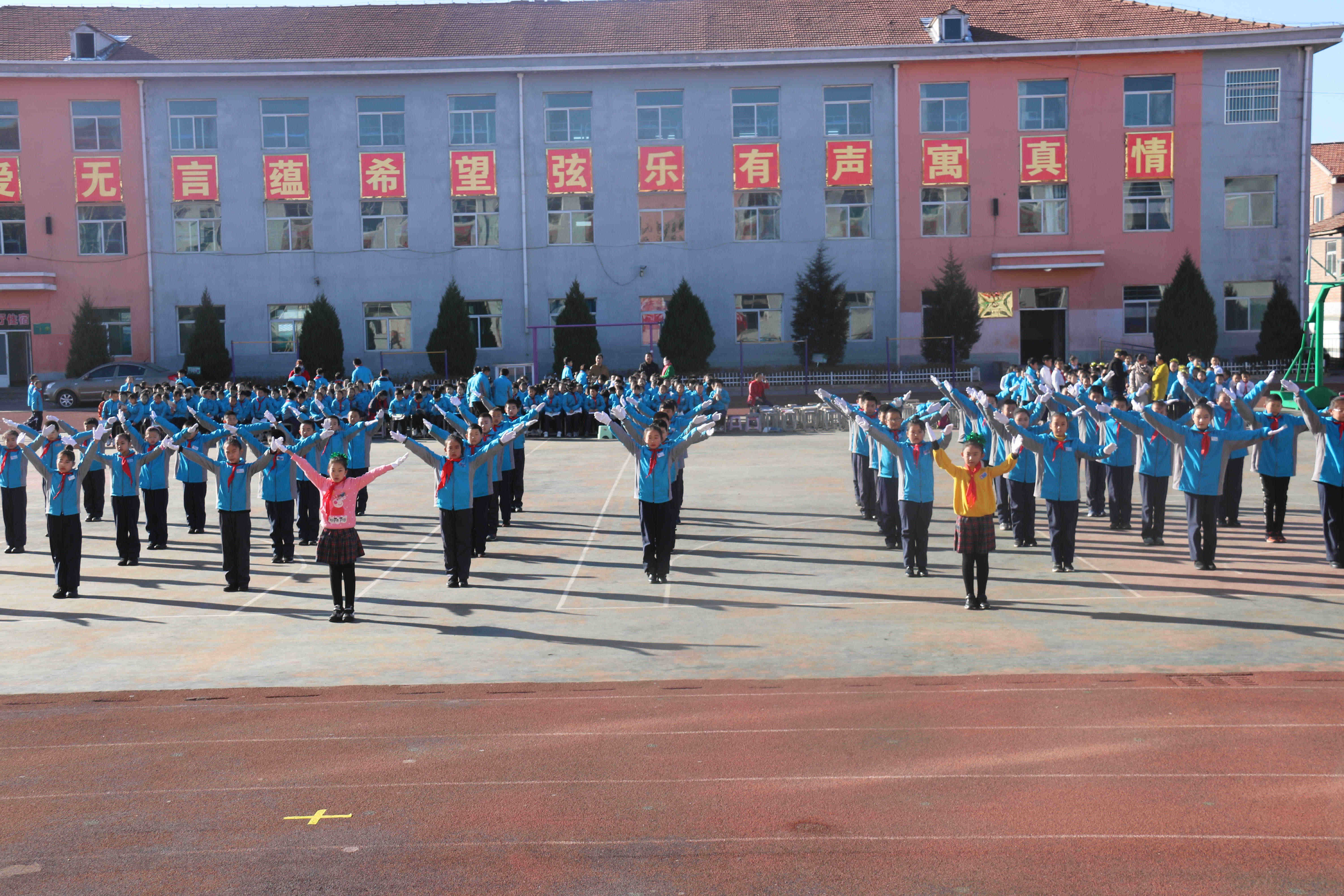 直通校园左权县南街爱乐希望小学举办希望风帆广播体操比赛