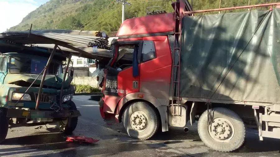 廣西今早發生慘烈車禍成捆鋼筋插進對向車輛