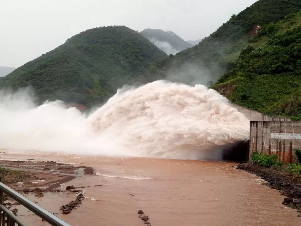 两河口水电站泄洪图片