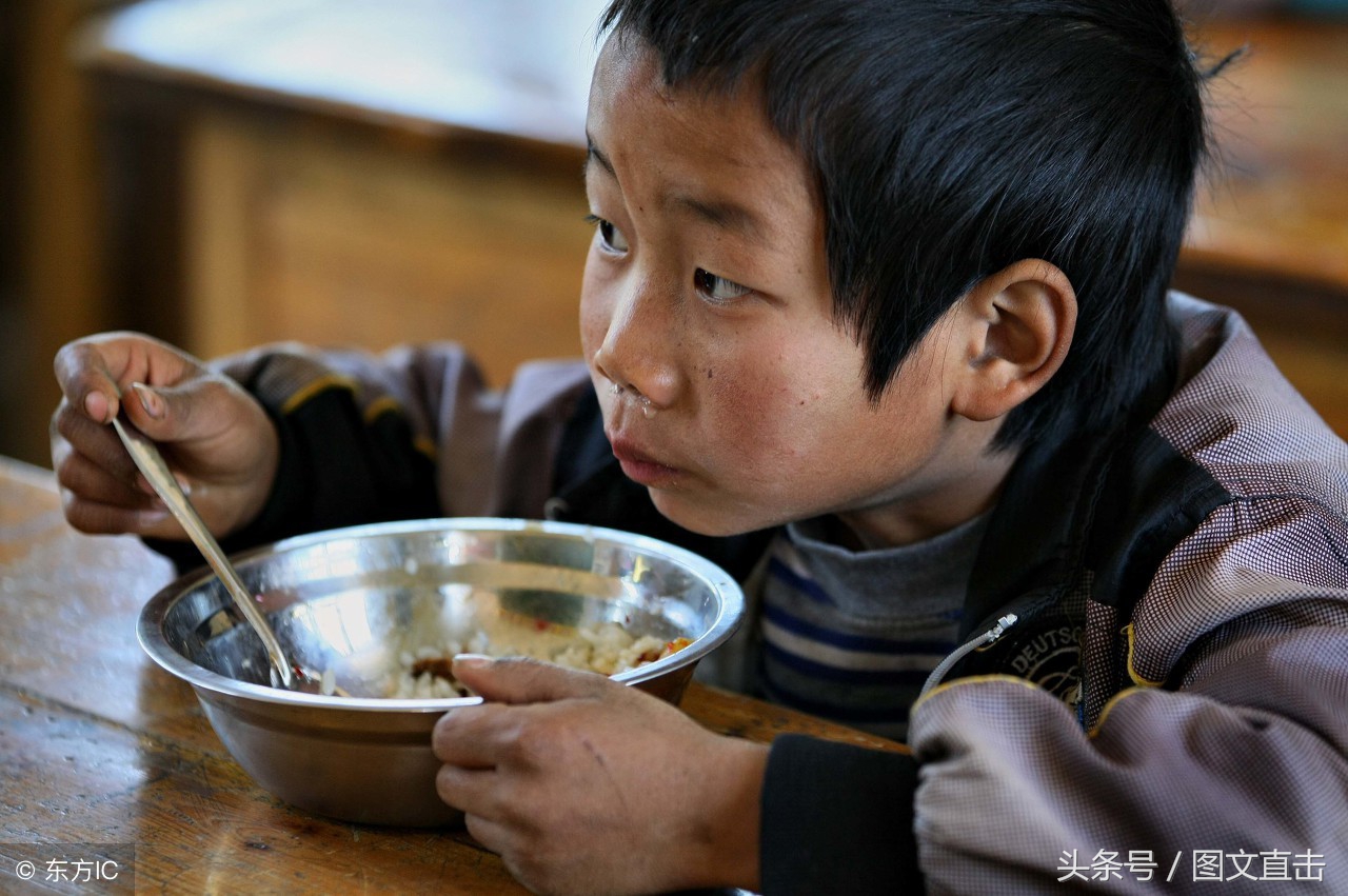 农村留守儿童吃饭8张图,让人看了好心酸,哪一张让你想流泪?