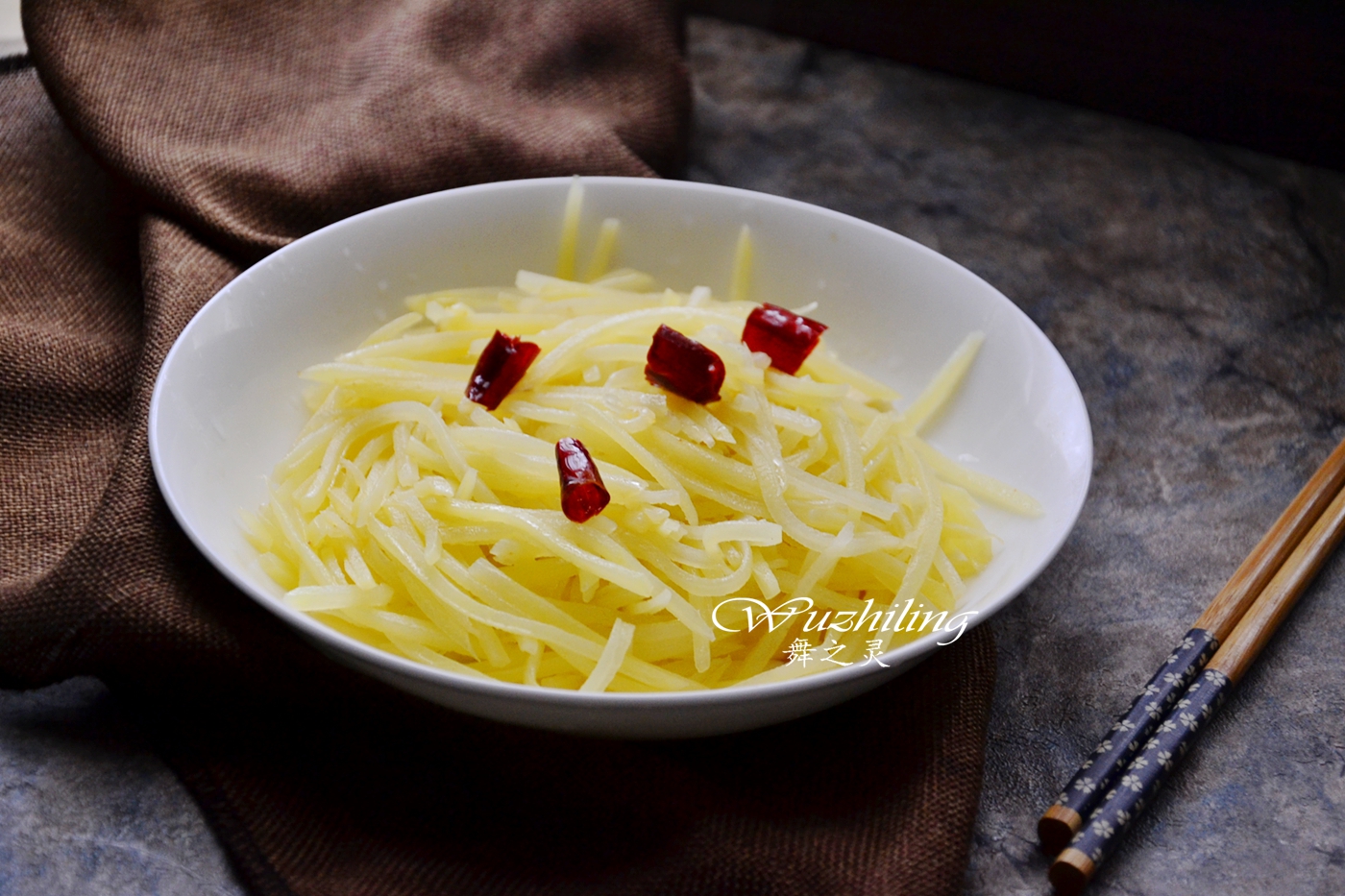 炒土豆絲如何不粘鍋,記住這一步,根根脆爽,入味真下飯_小編