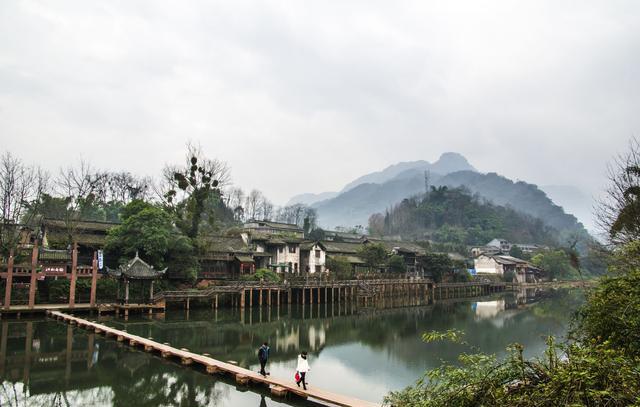 水中橫橋煙雨柳江古鎮背靠峨眉,瓦屋仙山,侯家山,玉屏山拱衛左右,楊村