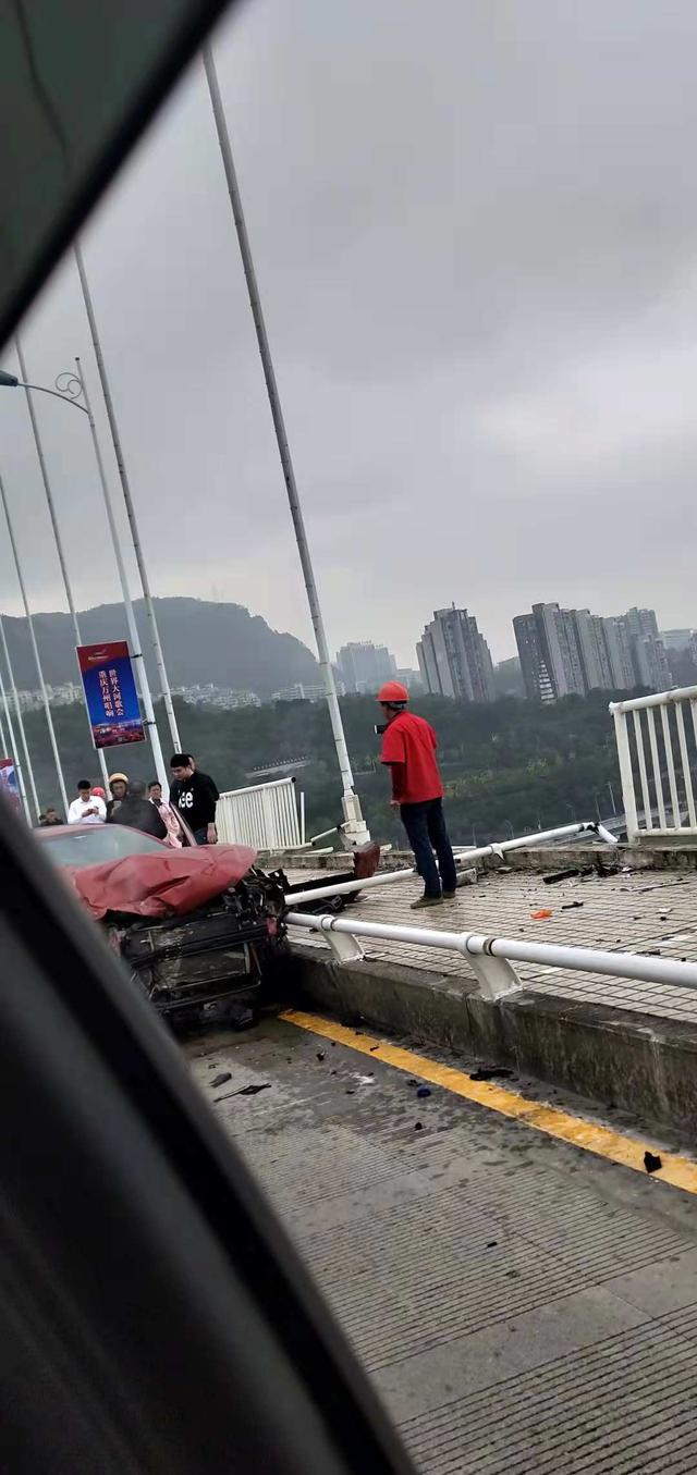 重庆公交车坠江事件图片
