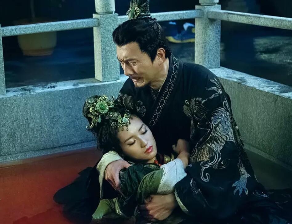 年有一部争议性颇大的电视剧《盗墓笔记》,苏青在其中扮演千年女尸