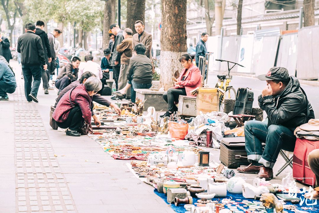 让长沙这个古玩市场告诉你:地摊上的人生百态