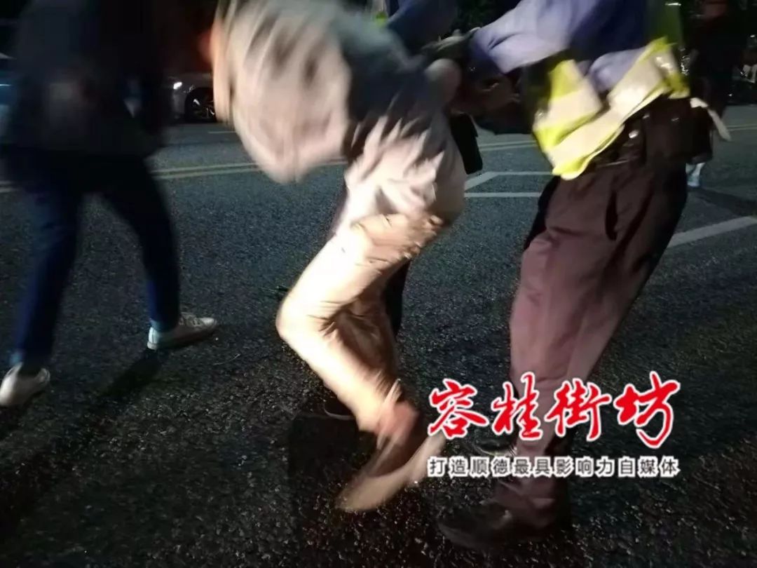 佛山某著名酒吧有人醉酒打架被警察制服在地