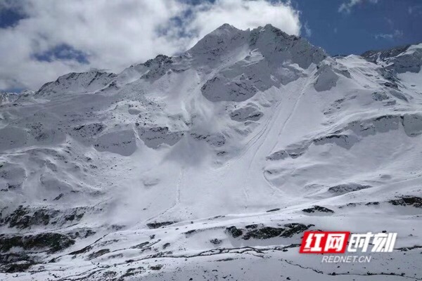 翻越大雪覆盖,海拔5000米的日拉山,就是喜马拉雅山南麓的隆子县玉麦乡