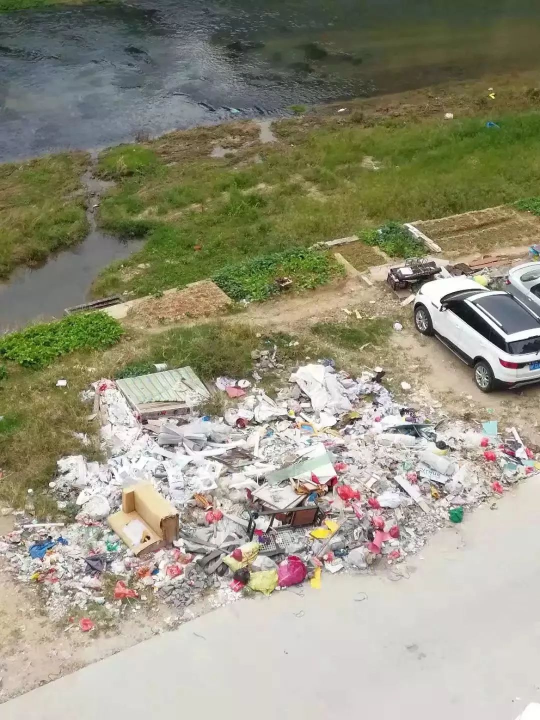 他家住的东风小区 虽然不是高档小区,但环境还不错 可现在生活垃圾