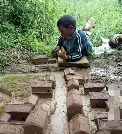 学生天赋不俗:山区孩子用泥巴造一个村落