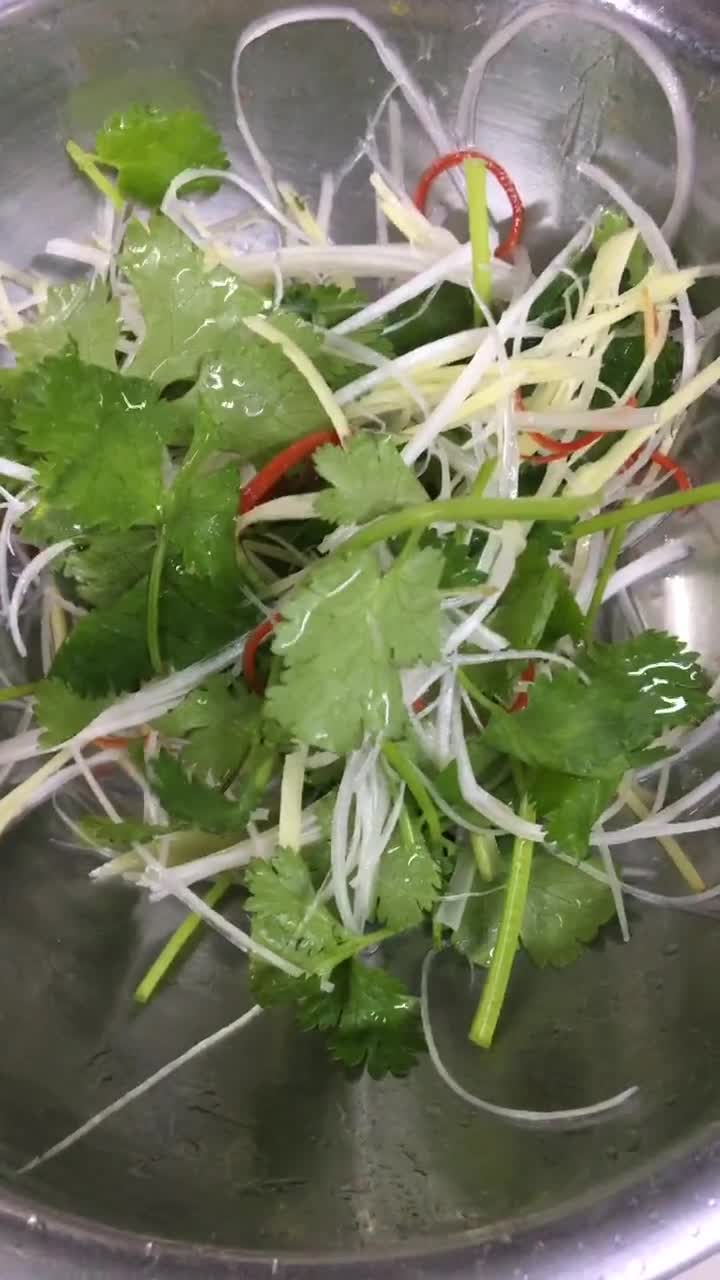 趁著蒸魚的時候,再準備些蔥絲,辣椒絲,薑絲,香菜段,這四種食材是清蒸