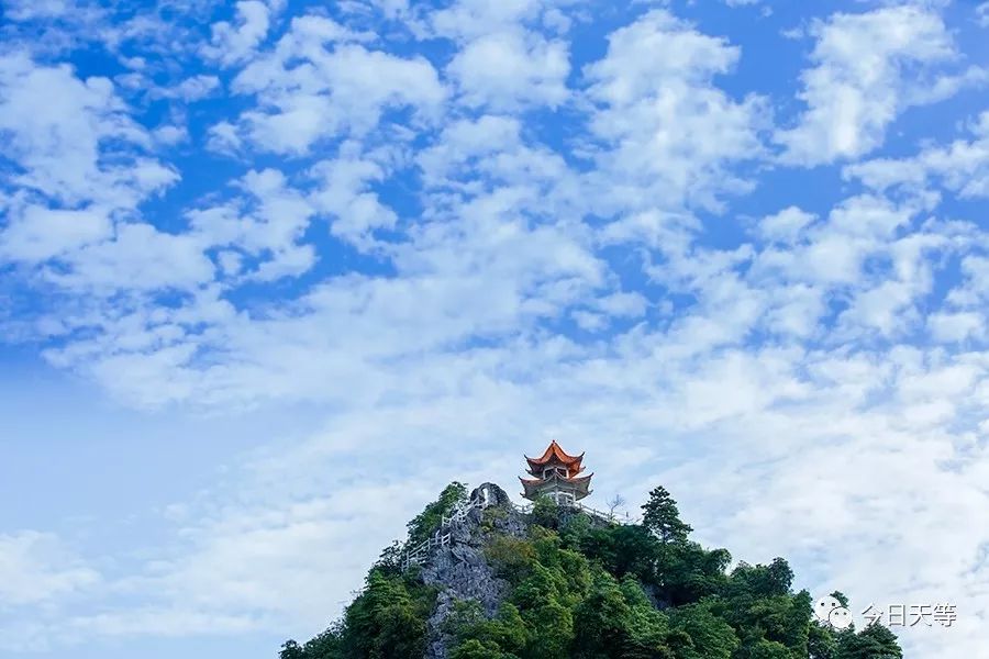 週末約親朋好友爬獨秀峰,漫步都康田園,徜徉龍角天池畔,拍天等美景,是