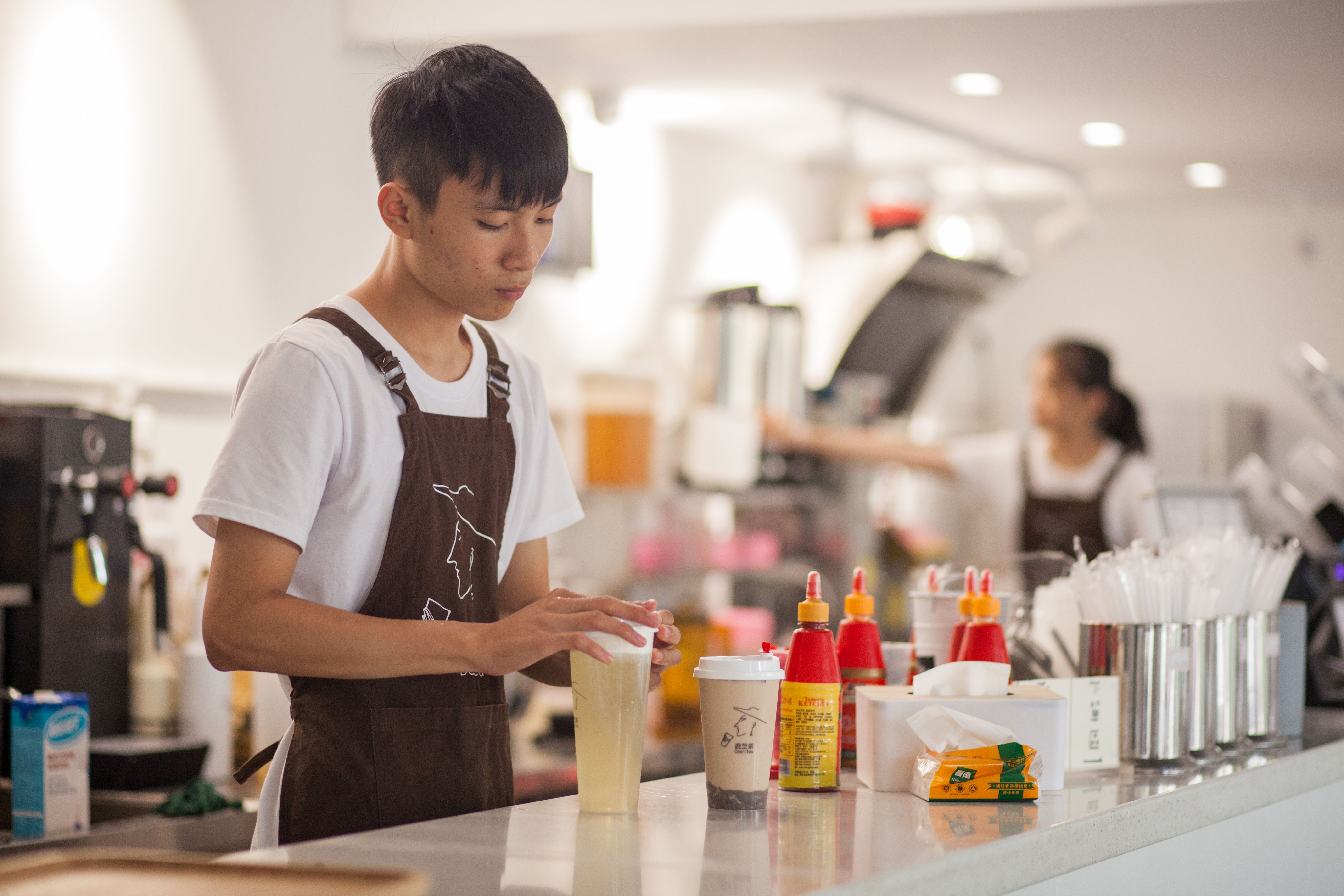 奶茶店工作照片高清图片