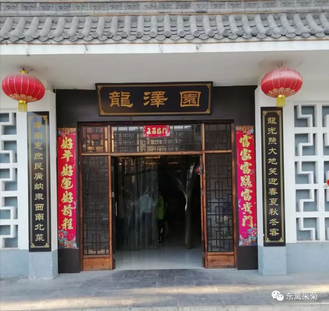 赏析:这是我应同学之请为其朋友的饭店写的一副嵌名对联.