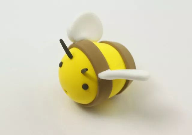 蜜蜂虫子大功告成啦创意粘土小蜜蜂准备材料:粘土制作步骤:黄色黏土