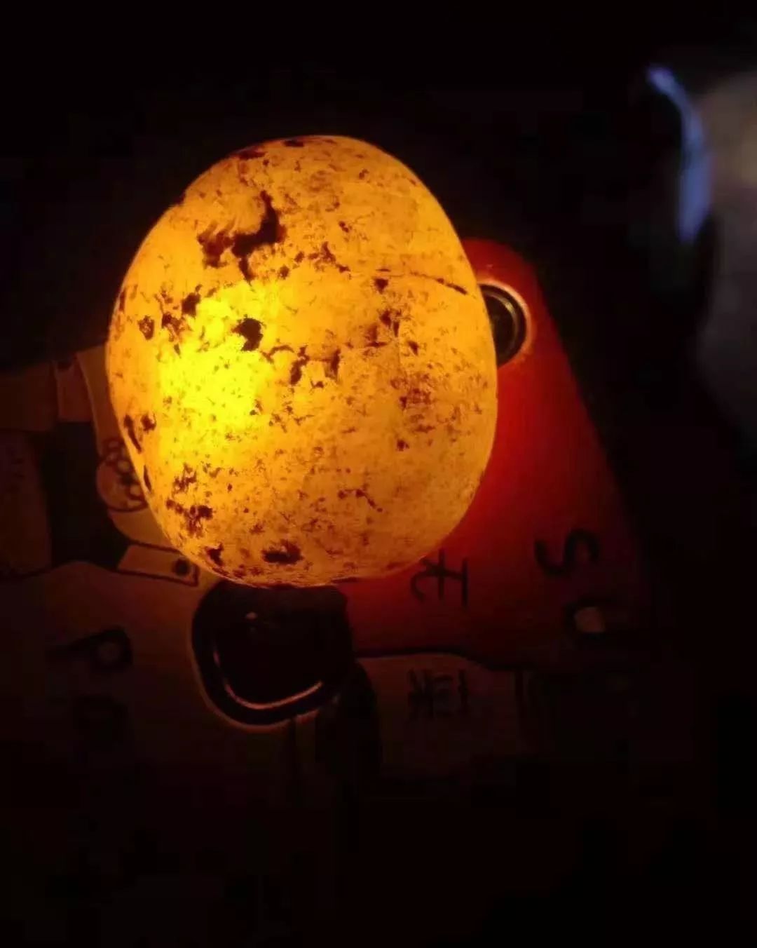 鹅卵石用电筒照透光图片