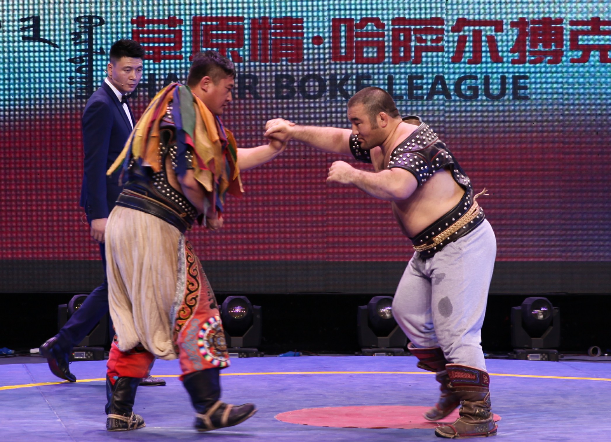 蒙古摔跤手合影图片