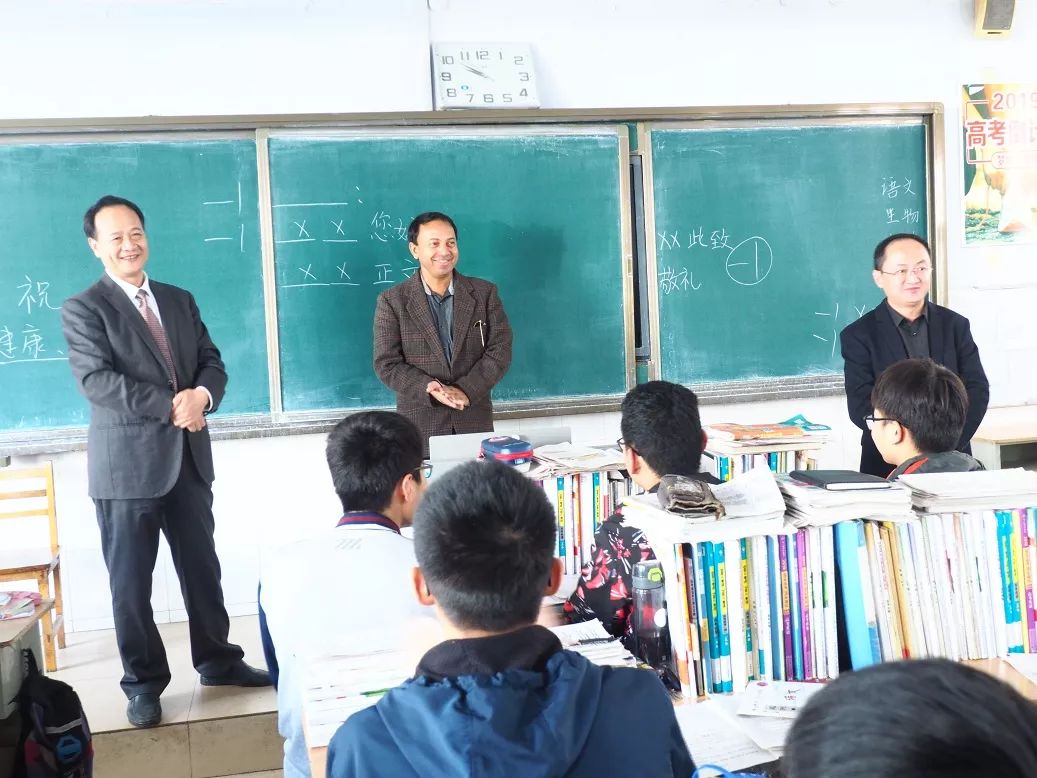 平邑一中高24级校友清华大学张伟教授携国际留学生莅临我校指导参观