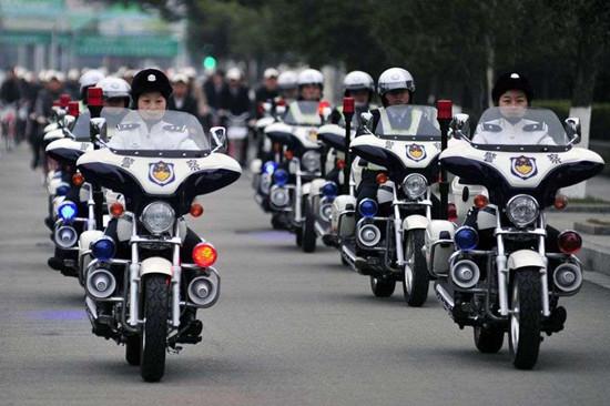 自從跑了馬拉松,走上了人生巔峰!出行警車開道,行事電視報道