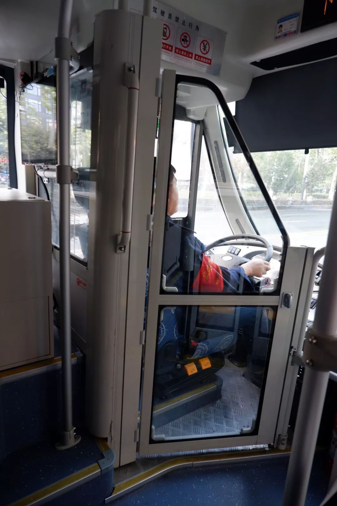 调查南京公交车驾驶室隔断情况及司机如何应对冲突