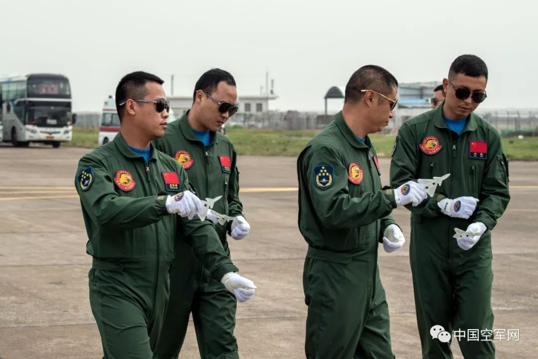 備戰珠海航展:空軍八一飛行表演隊進行檢驗性飛行