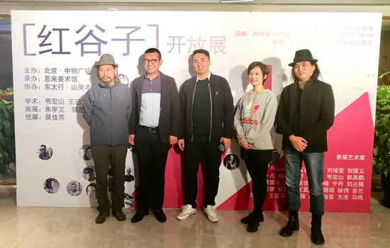 策展团队:王启宏(中间),朱学文(左一),郭彦强(左二),韦宏山(右一)
