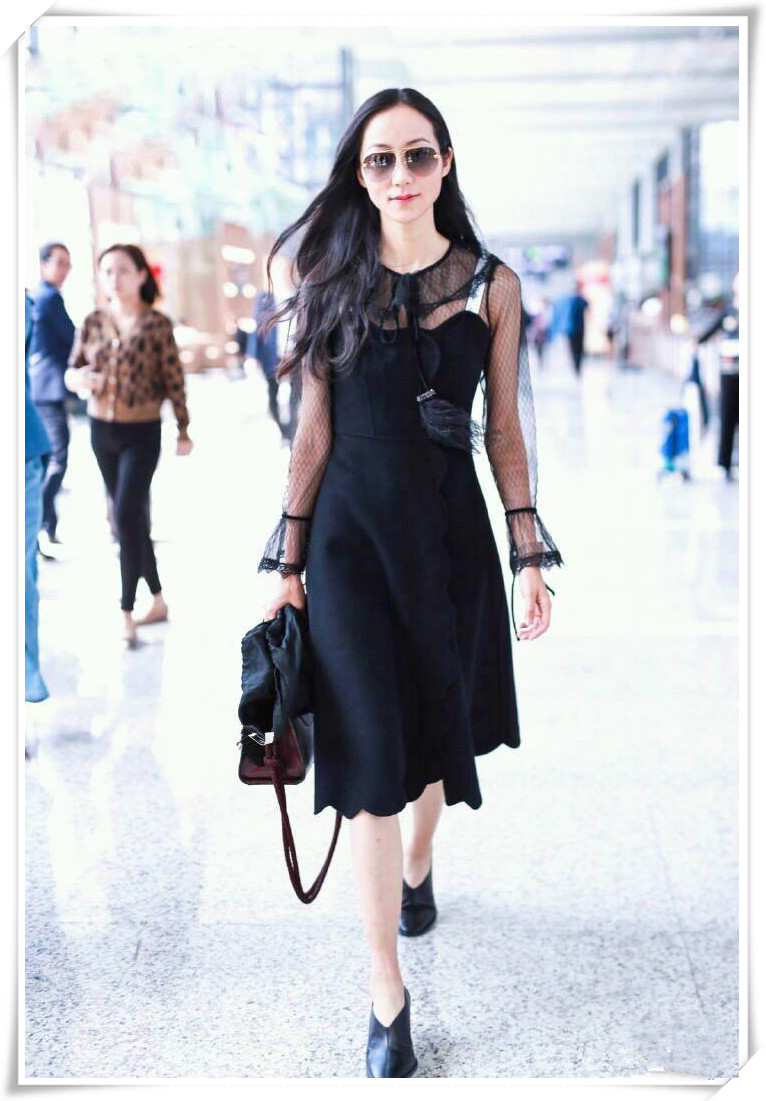 當35歲韓雪和37歲秦嵐同穿黑裙，終於見識了氣質的高級形式 時尚 第1張
