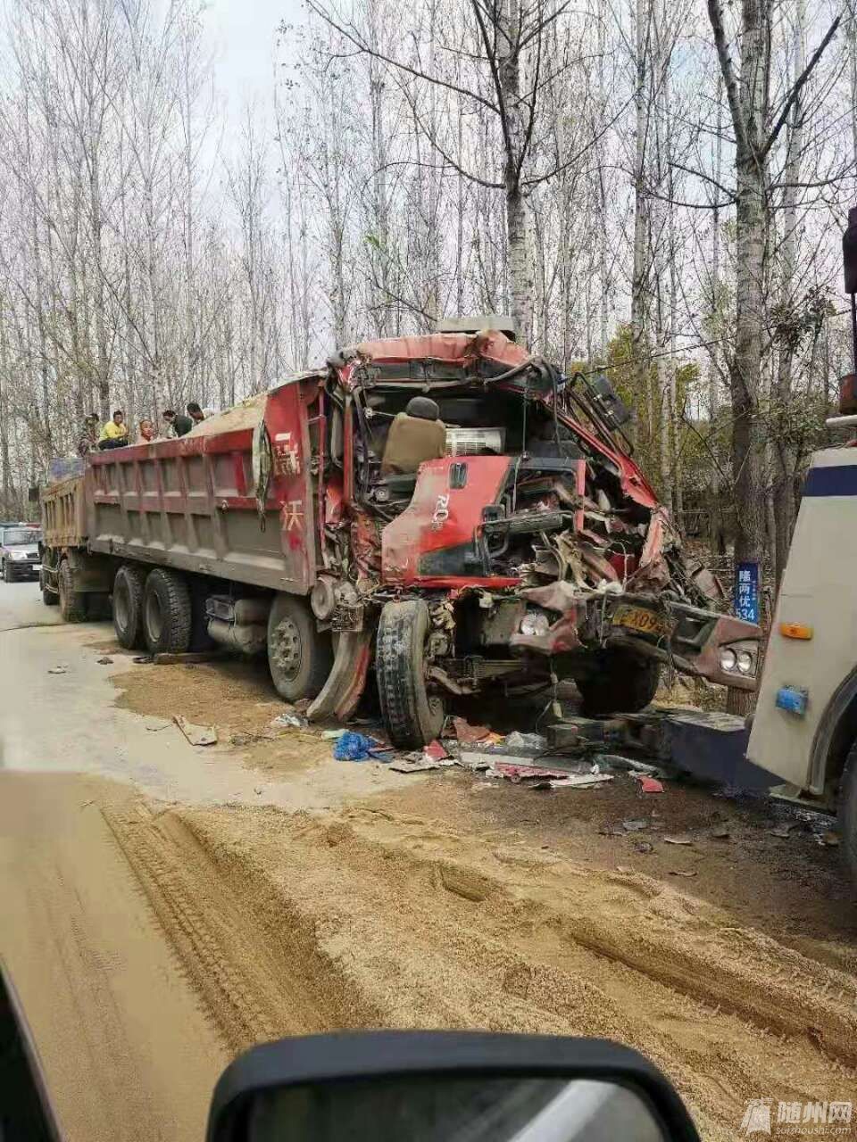 报警后,交警及时赶到现场,转运沙子,拖走事故车