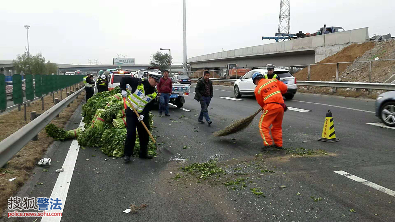 拉菜小货车侧翻京藏高速主路 交警出手相助