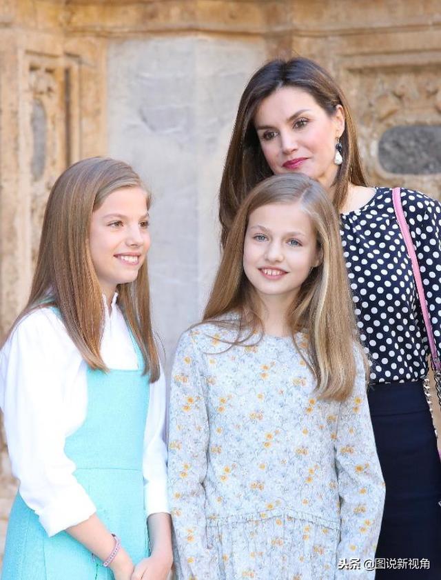 西班牙王后穿着变低调,和两位女儿形成鲜明对