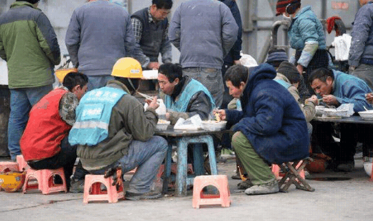 農民工飯店吃飯被老闆羞辱, 小夥開著豪車找老闆麻煩, 老闆直接下跪了