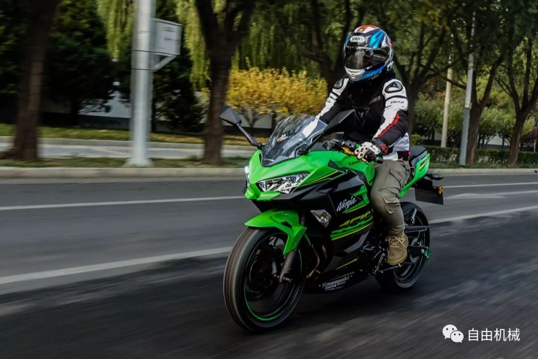 搶鮮路試入門新任霸主運動感十足的ninja400丨把玩