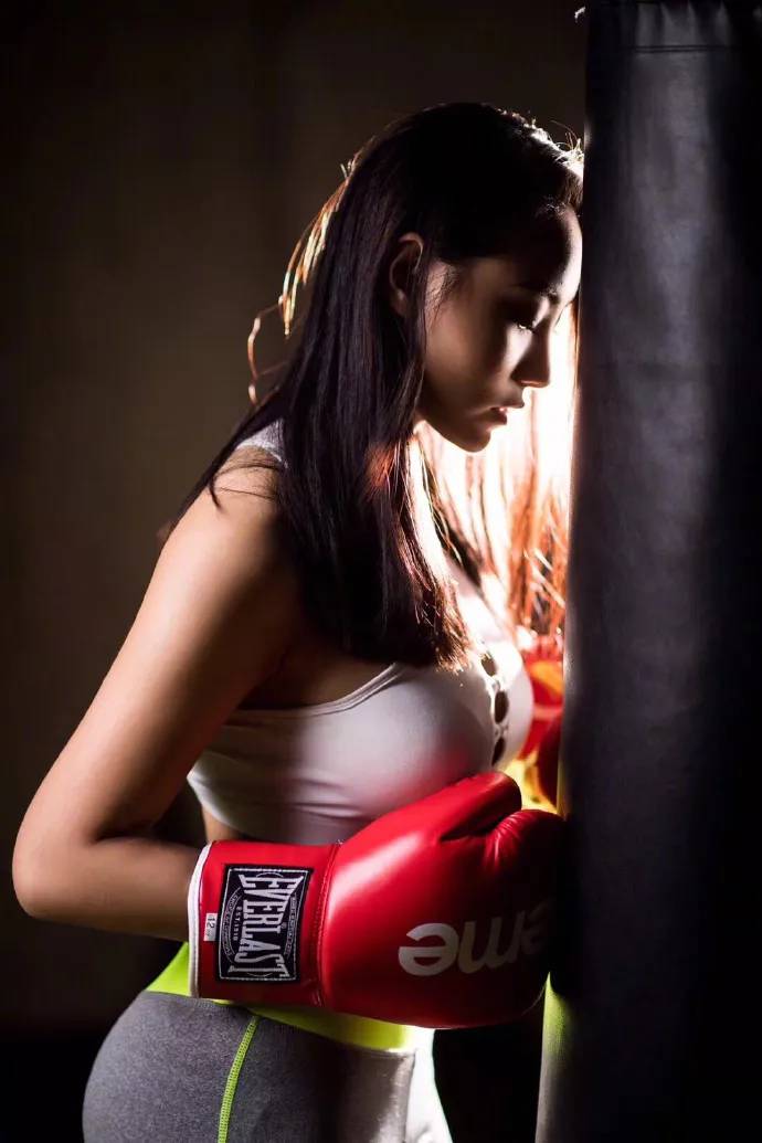 95后女孩挑战ufc中国举牌女郎通过健身走出人生困境