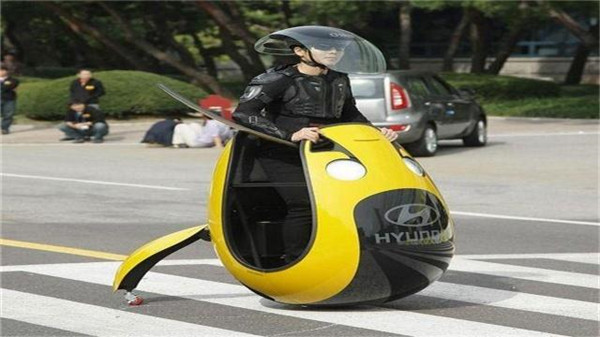 韩国发明出蛋型电动车,驾驶方式有些怪异,上班骑着它可能会迟到