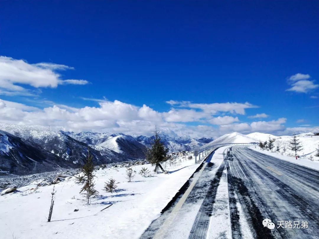 天路兄弟在路上折多山的雪