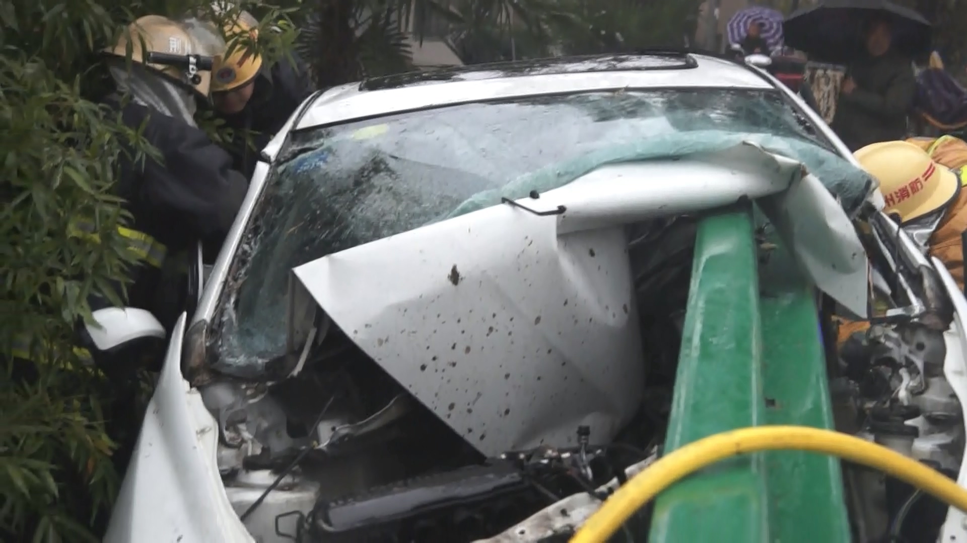 雨天路滑釀車禍 消防人員破拆救出女司機