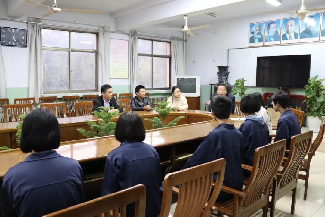 耀腾集团董事长陈龙先生,就耀腾集团并购国政学院一事进行了现场签约