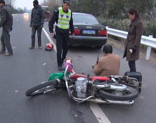 【轿车追尾摩托车 受害人伤情成谜|网络配图骑摩托车遭追尾】_傻大方