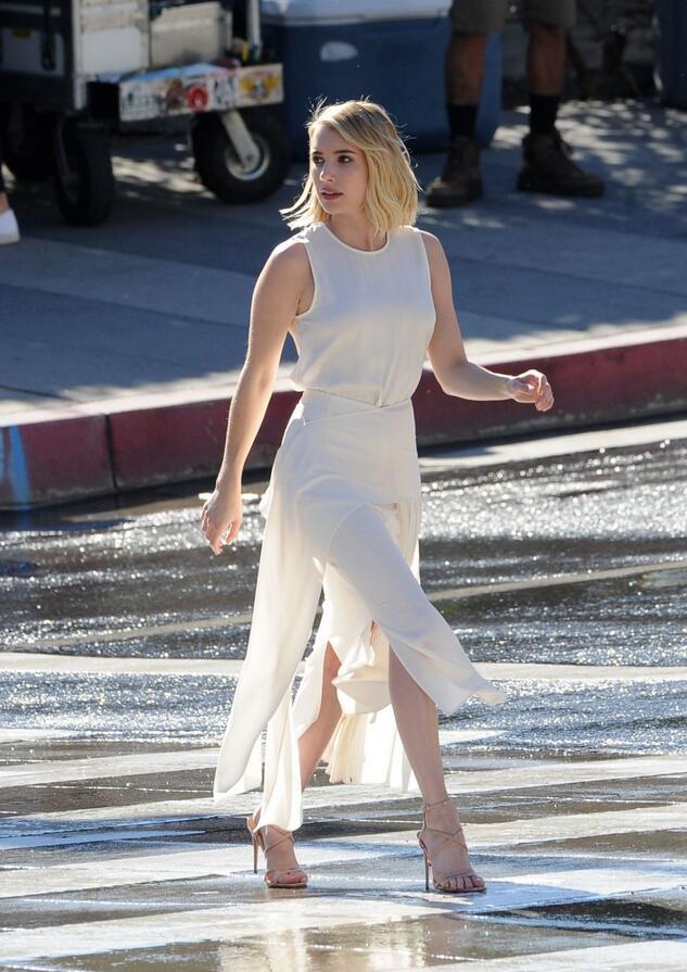 女星艾玛·罗伯茨现身洛杉矶,白裙飘飘让人心动