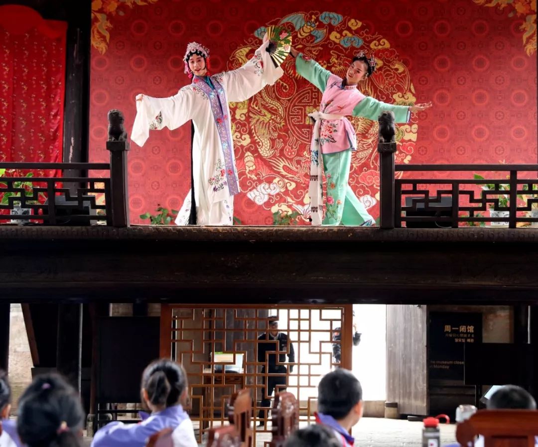 在玉隆万寿宫百年古戏台上抚州采茶戏第五代传承人汤邵云老师正在给