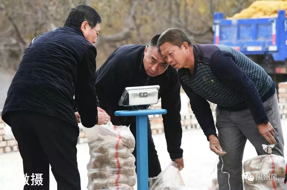 隰县商务局局长赵会兵在王家庄村义卖现场.