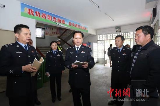 襄阳市公安局局长杨彪走进高校督导校园安全工作