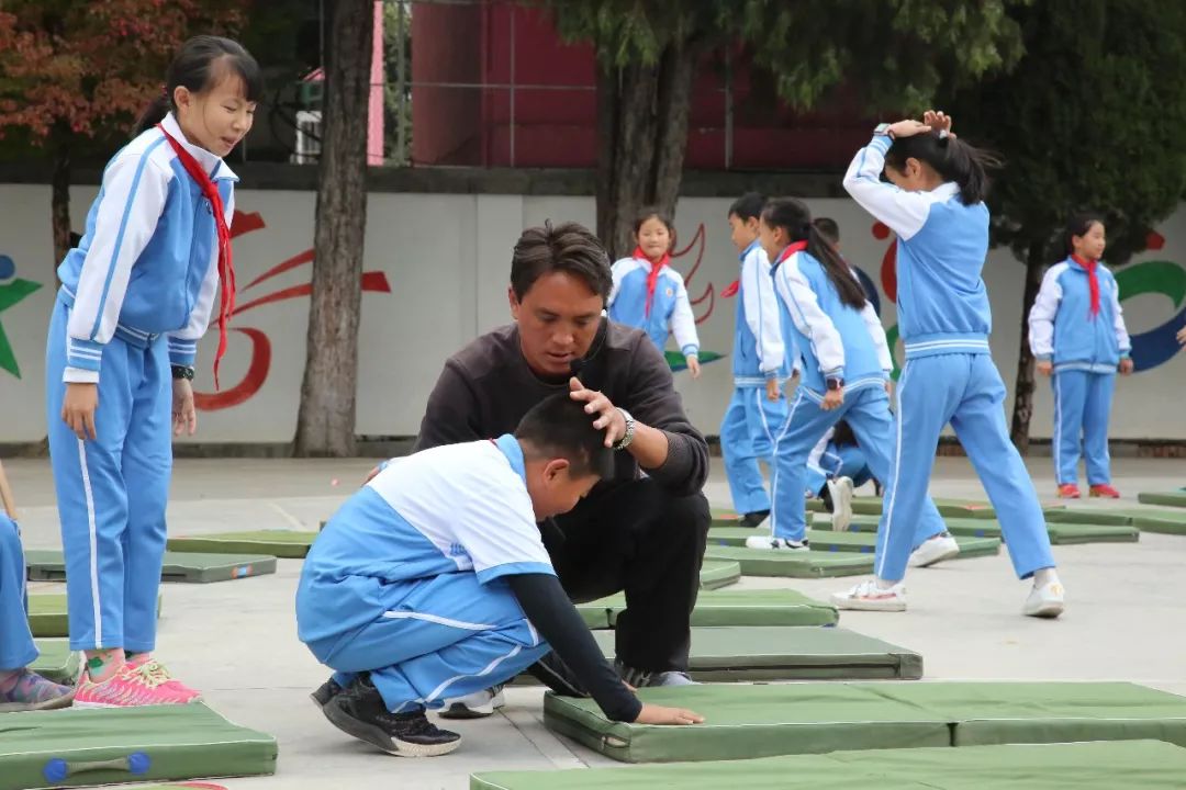 提高體育老師教學能力及專業素養,11月5日下午4點50分,保山市實驗小學