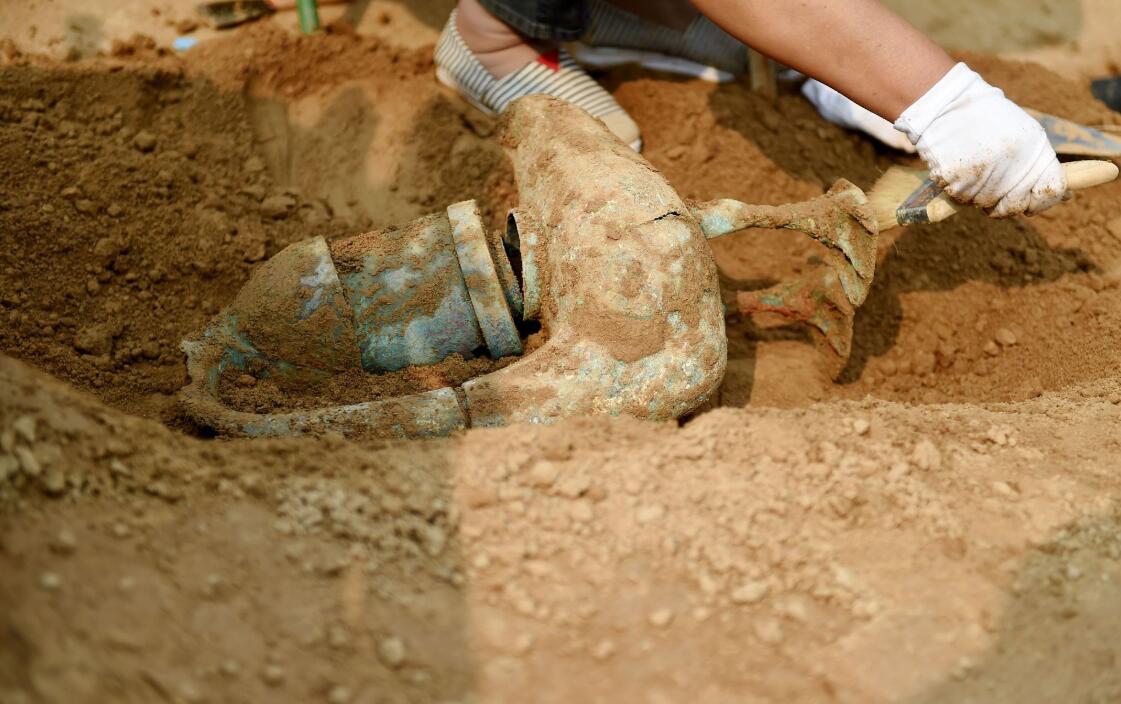 河南洛阳发现西汉大墓 疑似挖出千年美酒