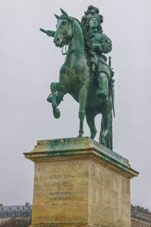 法国骑马雕像图片