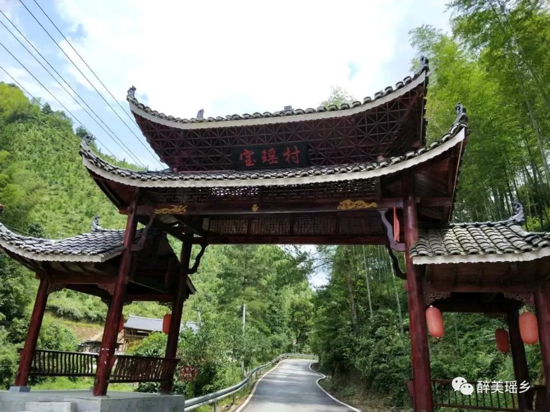 我的家乡在这灵秀的雪峰山;这里远离城市的喧嚣与浮华;祖辈世代在这片