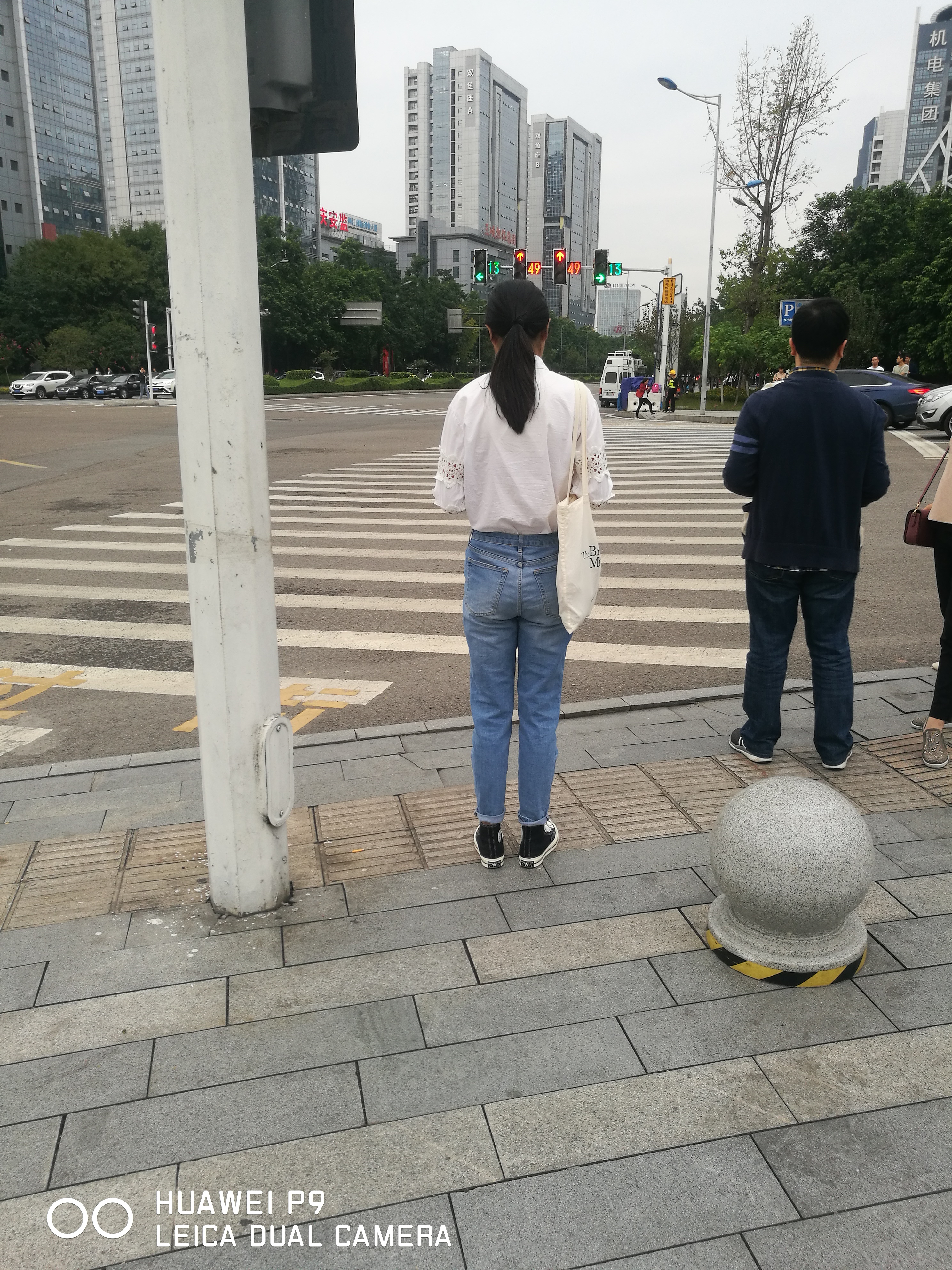 红绿灯路口等绿灯过马路的美女们