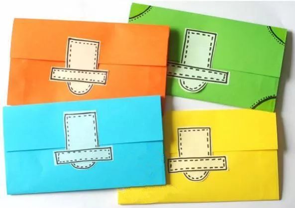 彩纸,胶水,剪刀材料准备也可以用折纸简单的折出可爱的小钱包是不是很