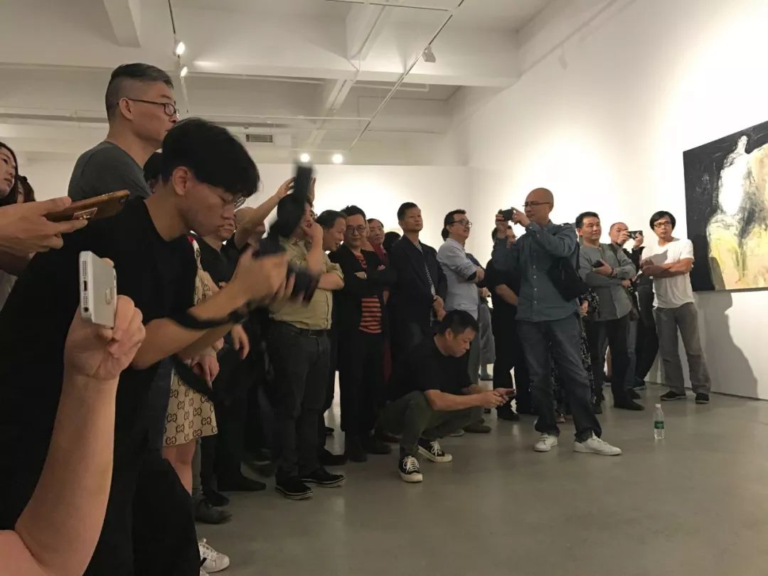 参展艺术家与嘉宾张熹签名版合影艺术家吴玮与嘉宾石磊合影嘉宾石头