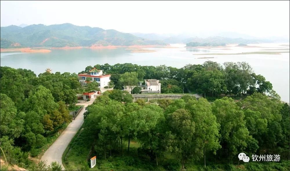 靈山縣靈東農莊位於廣西濱海旅遊風景區之一的靈東水庫旅遊度假區,內